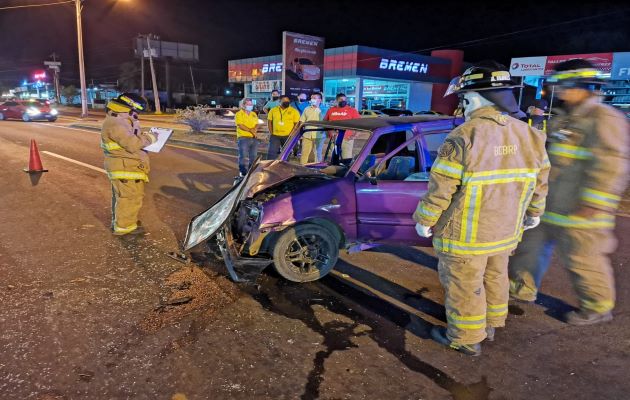 En la vía Panamericana frente a Los Tucanes en la provincia de Veraguas, un hombre resultó lesionado en un aparatoso accidente. Foto. Cortesía Cuerpo de Bomberos. En la vía Panamericana frente a Los Tucanes en la provincia de Veraguas, un hombre resultó lesionado en un aparatoso accidente. Foto. Cortesía Cuerpo de Bomberos.