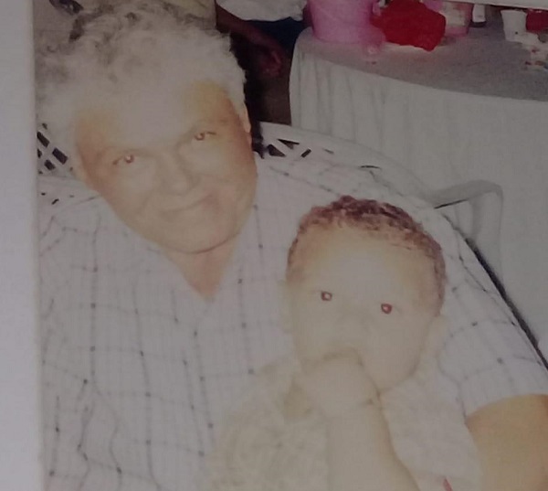 Ángel Rodríguez junto con su difunto abuelo, Julio Miguel Rodríguez Cedeño.