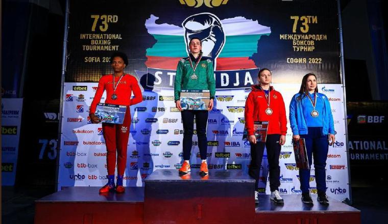 Atheyna Bylon (izq.) con la medalla de plata. Atheyna Bylon (izq.) con la medalla de plata.