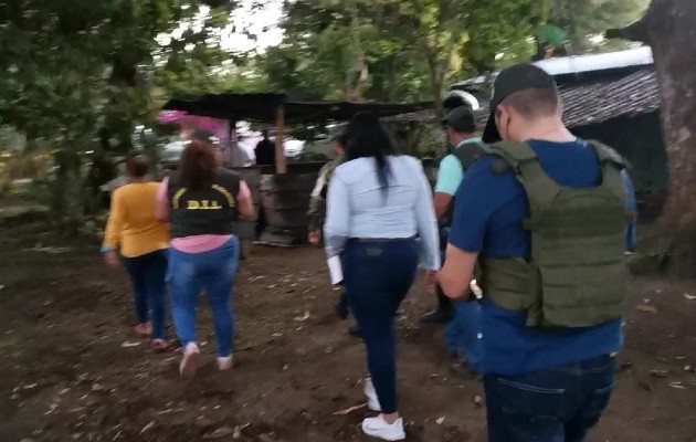 11 diligencias de allanamientos en diferentes puntos del área fronteriza con personal del Ministerio Público de la subregional de Barú y unidades del batallón Occidental del Servicio Nacional de Fronteras (Senafront) y con el apoyo de la Policía de Costa Rica. Foto. José Vásquez 11 diligencias de allanamientos en diferentes puntos del área fronteriza con personal del Ministerio Público de la subregional de Barú y unidades del batallón Occidental del Servicio Nacional de Fronteras (Senafront) y con el apoyo de la Policía de Costa Rica. Foto. José Vásquez