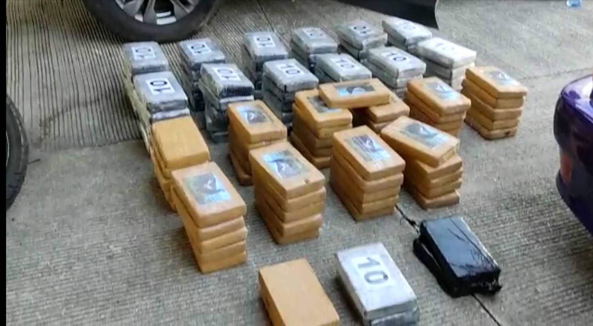 La droga se encontraba en el doble fondo de un auto color blanco. Foto. Diomedes Sánchez La droga se encontraba en el doble fondo de un auto color blanco. Foto. Diomedes Sánchez