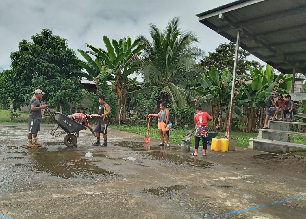 Los propios deportistas con ayuda de la comunidad han tenido que reparar la cancha de baloncesto. Foto: Cortesía Los propios deportistas con ayuda de la comunidad han tenido que reparar la cancha de baloncesto. Foto: Cortesía