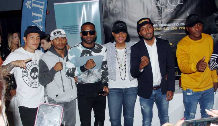 La promotora Rouss Laguna con los boxeadores de la cartilla KO a las Drogas. Foto: Víctor Arosemena La promotora Rouss Laguna con los boxeadores de la cartilla KO a las Drogas. Foto: Víctor Arosemena