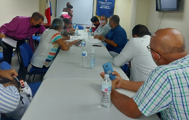 Las autoridades del Ministerio de Obras Públicas en la ciudad capital se reunieron con un grupo de los residentes de Natá. Las autoridades del Ministerio de Obras Públicas en la ciudad capital se reunieron con un grupo de los residentes de Natá.