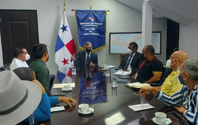 En la reunión con el MOP, Rafael Savonge, los natariegos fueron acompañados por diputados. Foto: Cortesía En la reunión con el MOP, Rafael Savonge, los natariegos fueron acompañados por diputados. Foto: Cortesía