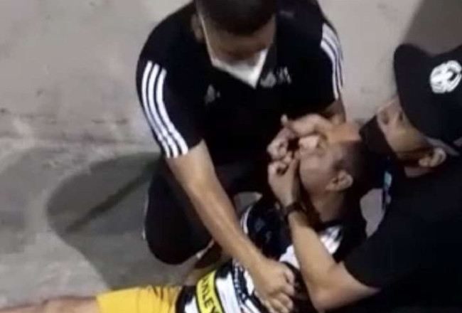 Aficionado de Tauro es atendido, luego de la agresión. Foto: Twitter Aficionado de Tauro es atendido, luego de la agresión. Foto: Twitter