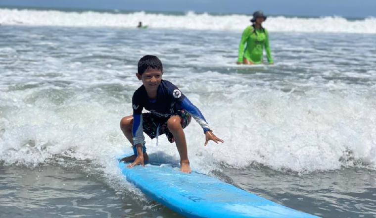 Los estudiantes del surf deben estar en escuela primaria. Los estudiantes del surf deben estar en escuela primaria.