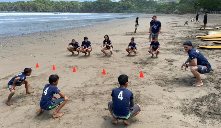 Nils Lleonart, coordinador de surf dando algunas instrucciones a los estudiantes en la playa. Nils Lleonart, coordinador de surf dando algunas instrucciones a los estudiantes en la playa.