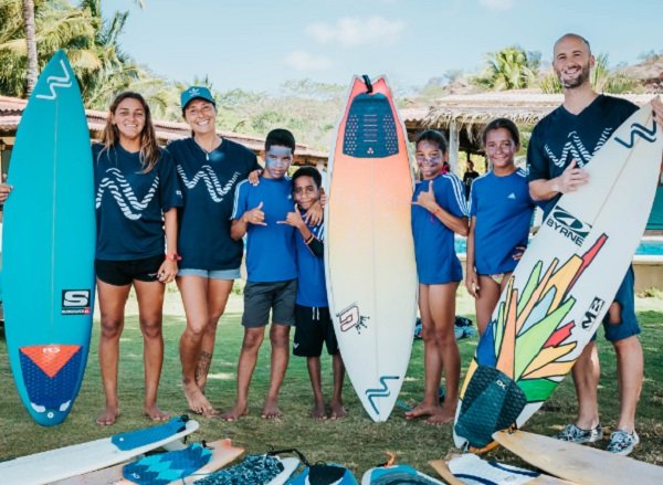 Programa de Desarrollo de Talento Surf, en el orden usual: Evelyn Chaves (coach asistente), Ana Choudnenko (coach y coordinadora de programa), Estudiantes Samuel, Jesus, Yasuany, Ashley de Isla Cañas, y Bastian Barnbeck (fundador de Waved). Foto:Cortesía Programa de Desarrollo de Talento Surf, en el orden usual: Evelyn Chaves (coach asistente), Ana Choudnenko (coach y coordinadora de programa), Estudiantes Samuel, Jesus, Yasuany, Ashley de Isla Cañas, y Bastian Barnbeck (fundador de Waved). Foto:Cortesía