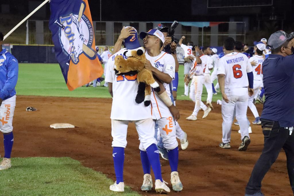 Panamá Este se coronó campeón de béisbol juvenil este lunes 28 de febrero. Panamá Este se coronó campeón de béisbol juvenil este lunes 28 de febrero.