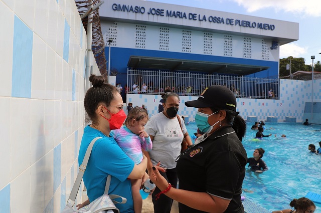 Las clases se dictan en la piscina municipal de Pueblo Nuevo. Foto: Cortesía Las clases se dictan en la piscina municipal de Pueblo Nuevo. Foto: Cortesía