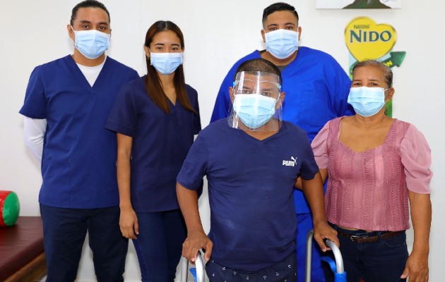 Asistentes de fisioterapia, Belkys Sosa y Kayvin Ramosun y el fisioterapeuta Rolando Méndez Oro. Foto: Cortesía Asistentes de fisioterapia, Belkys Sosa y Kayvin Ramosun y el fisioterapeuta Rolando Méndez Oro. Foto: Cortesía