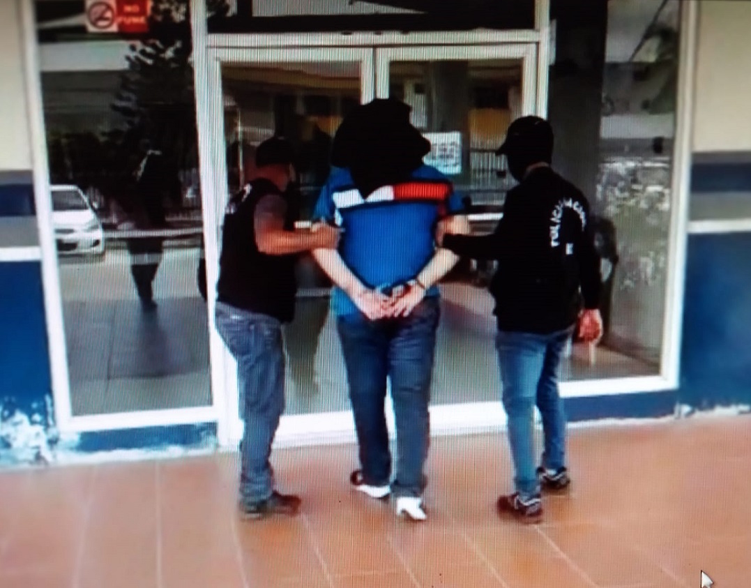 El sospechoso detenido es de ascendencia árabe. Foto: Mayra Madrid El sospechoso detenido es de ascendencia árabe. Foto: Mayra Madrid