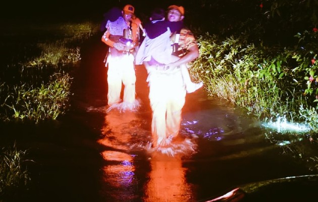 La noche del sábado miembros del Sinaproc trasladaron a unas 17 familias debido al aumento del caudal de algunos ríos. Foto. Sinaproc La noche del sábado miembros del Sinaproc trasladaron a unas 17 familias debido al aumento del caudal de algunos ríos. Foto. Sinaproc