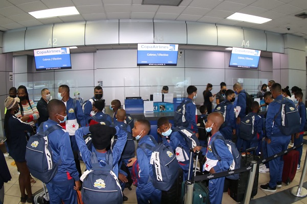 Futbolistas de Colón momentos antes de partir hacia Costa Rica. Foto: Cortesía Futbolistas de Colón momentos antes de partir hacia Costa Rica. Foto: Cortesía