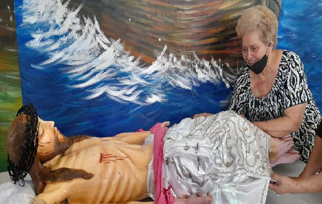 Durante los días de la Semana Santa, Diana Brugiati destina parte de su tiempo en la restauración de las imágenes que son usadas durante las diferentes celebraciones que se realizan en la parroquia. Foto. José Vásquez
