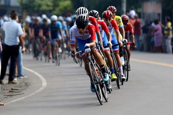 Franklin Archibold ( al frente) quedó en el segundo lugar en la Vuelta Internacional a Formosa . Foto:Fepaci Franklin Archibold ( al frente) quedó en el segundo lugar en la Vuelta Internacional a Formosa . Foto:Fepaci