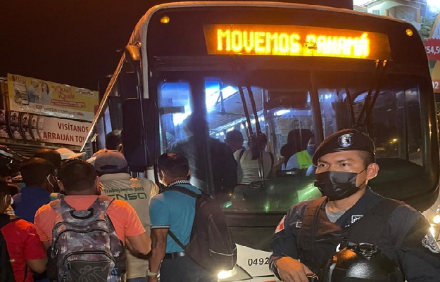 La empresa MiBus, prestó el servicio en algunos sectores de La Chorrera para que los usuarios pudieran llegar a su destino. Foto. Proteger y Servir La empresa MiBus, prestó el servicio en algunos sectores de La Chorrera para que los usuarios pudieran llegar a su destino. Foto. Proteger y Servir