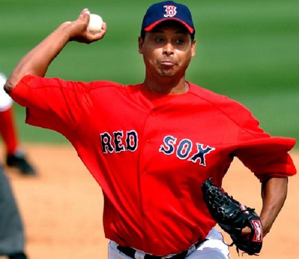 Ramiro Mendoza vistió en el 2003 y 2004 el uniforme de los Medias Rojas de Boston. Ramiro Mendoza vistió en el 2003 y 2004 el uniforme de los Medias Rojas de Boston.