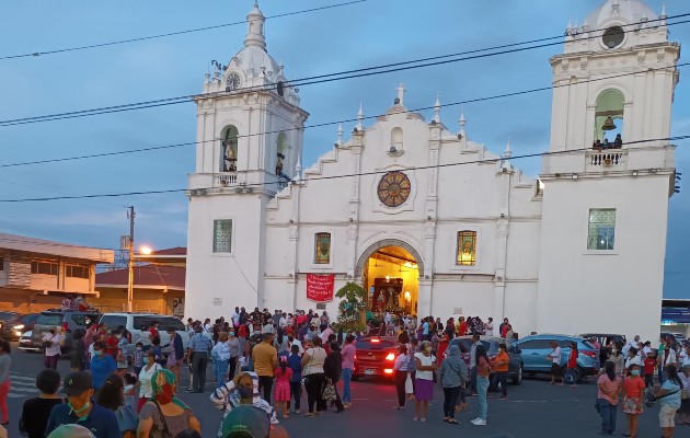 Los feligreses llegaron temprano a la catedral para participar de la eucaristía en el Domingo de Resurrección. Foto. Melquíades Vásquez Los feligreses llegaron temprano a la catedral para participar de la eucaristía en el Domingo de Resurrección. Foto. Melquíades Vásquez