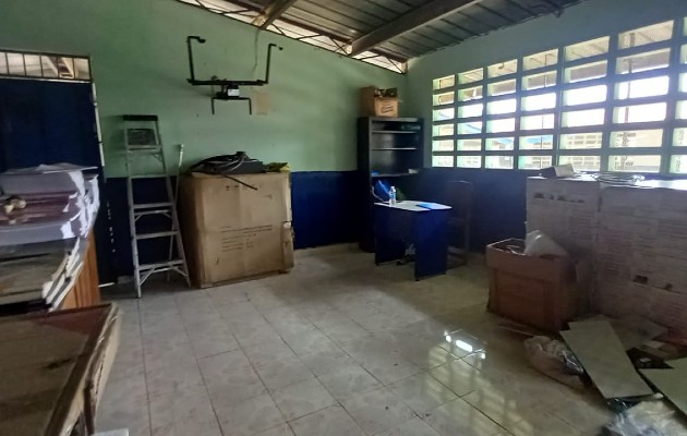 Los educadores tienen que dar clases en un depósito. Foto. Melquíades Vásquez Los educadores tienen que dar clases en un depósito. Foto. Melquíades Vásquez
