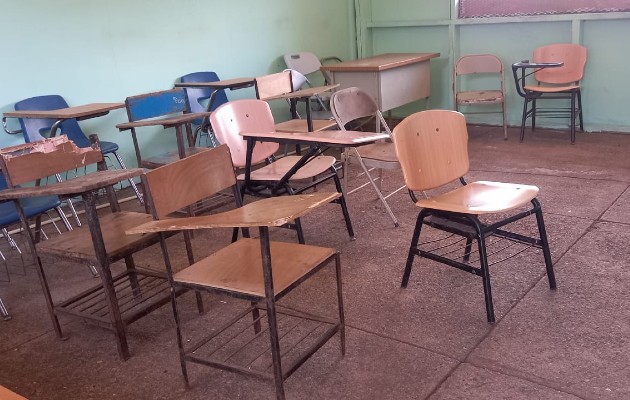 Las sillas del plantel no sirven porque se las comió la polilla. Foto. Melquíades Vásquez Las sillas del plantel no sirven porque se las comió la polilla. Foto. Melquíades Vásquez