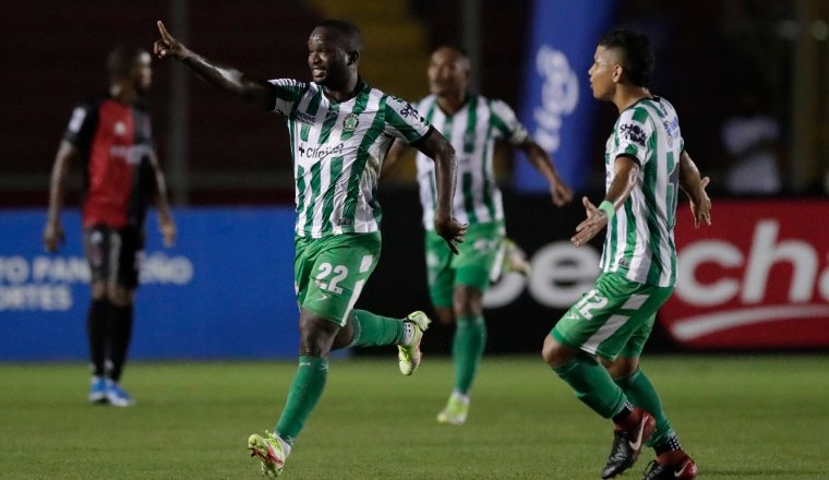 Gabriel Chiari anotó dos goles para el Alianza- Foto:EFE Gabriel Chiari anotó dos goles para el Alianza- Foto:EFE
