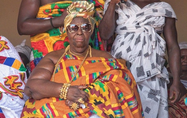 reina-ghana-kayra.jpg La Reina Madre Nana Afrakoma II durante una ceremonia.
