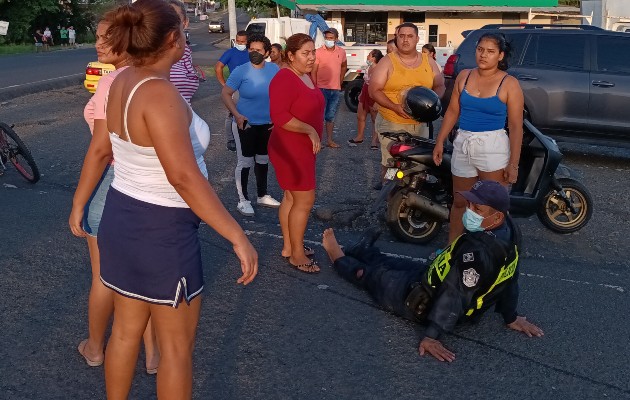 Los residentes del área ayudaron al uniformado que fue embestido por un auto. Foto. Melquíades Vásquez Los residentes del área ayudaron al uniformado que fue embestido por un auto. Foto. Melquíades Vásquez