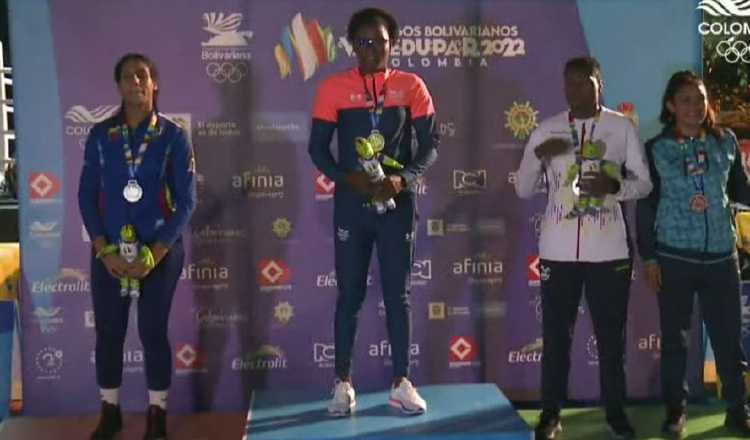 La panameña Atheyna Bylon recibe su medalla de oro en los Juegos Bolivarianos 2022. Foto:COP La panameña Atheyna Bylon recibe su medalla de oro en los Juegos Bolivarianos 2022. Foto:COP