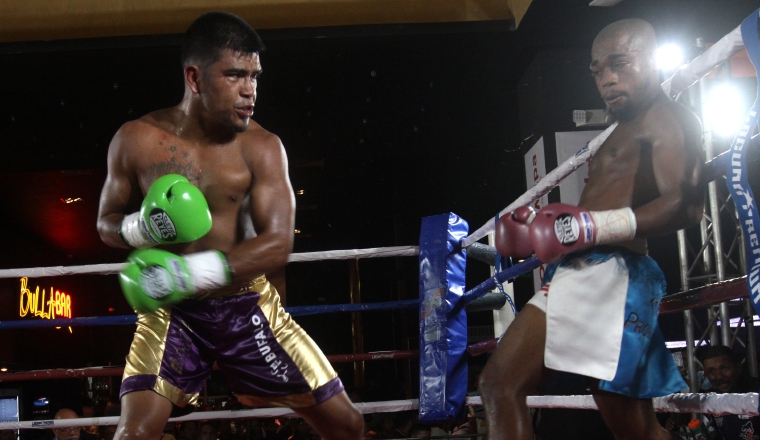 'Búfalo' Sánchez conecta a Ernesto Marín durante el combate. Foto: Víctor Arosemena 'Búfalo' Sánchez conecta a Ernesto Marín durante el combate. Foto: Víctor Arosemena