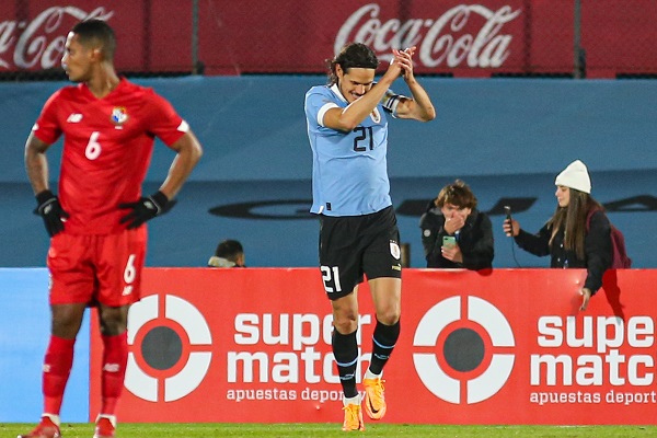 Rolando Botello de Panamá (rojo), atrás Edinson Cavani de Uruguay festeja uno de sus goles. Foto: EFE Rolando Botello de Panamá (rojo), atrás Edinson Cavani de Uruguay festeja uno de sus goles. Foto: EFE