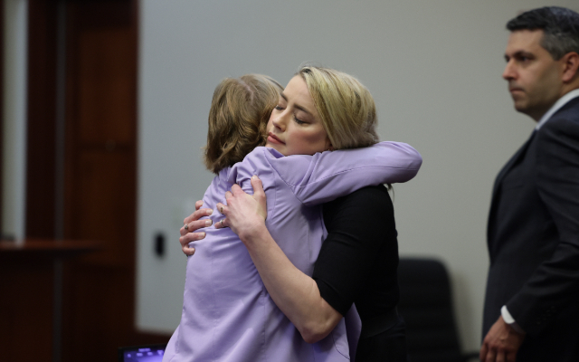 Elaine Bredehoft y Amber Heard tras la lectura del veredicto. Foto: EFE / Evelyn Hockstein / Pool Elaine Bredehoft y Amber Heard tras la lectura del veredicto. Foto: EFE / Evelyn Hockstein / Pool