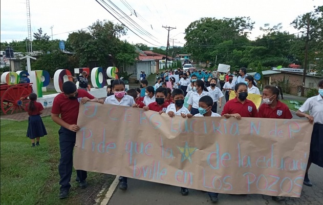 Tras reunirse en las afueras del plantel, los manifestantes caminaron por las calles de la comunidad y cerraron brevemente la entrada del lugar, cerca del parador fotográfico de Los Pozos. Foto. Thays Domínguez Tras reunirse en las afueras del plantel, los manifestantes caminaron por las calles de la comunidad y cerraron brevemente la entrada del lugar, cerca del parador fotográfico de Los Pozos. Foto. Thays Domínguez