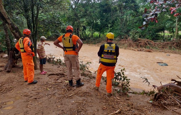 El río Chico se salió de su cauce y ocasionó daños estructurales en un puente colgante en su base y estructura y las familias fueron reubicadas debido al riesgo. Foto. Sinaproc El río Chico se salió de su cauce y ocasionó daños estructurales en un puente colgante en su base y estructura y las familias fueron reubicadas debido al riesgo. Foto. Sinaproc