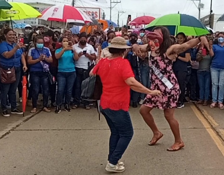 Un parrampán puso el toque de humor y folklore a la manifestación. Foto: Thays Domínguez Un parrampán puso el toque de humor y folklore a la manifestación. Foto: Thays Domínguez