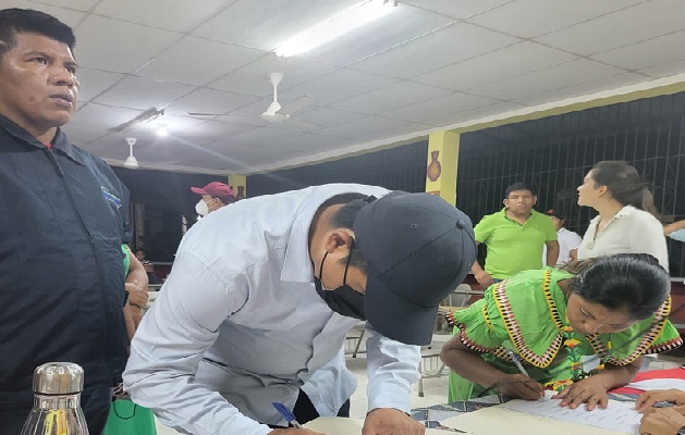 Los grupos campesinos y miembros de la Comarca Ngäbe Buglé firmaron el acuerdo con el Gobierno. Foto. Presidencia de la República Los grupos campesinos y miembros de la Comarca Ngäbe Buglé firmaron el acuerdo con el Gobierno. Foto. Presidencia de la República