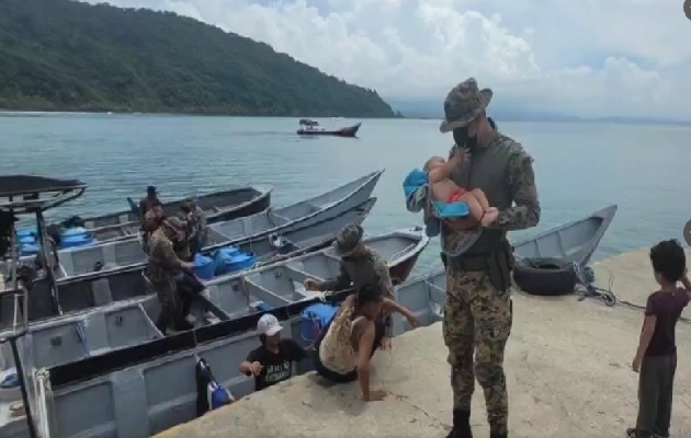 Entre los migrantes habían ocho menores de edad. Foto. Senafront Entre los migrantes habían ocho menores de edad. Foto. Senafront