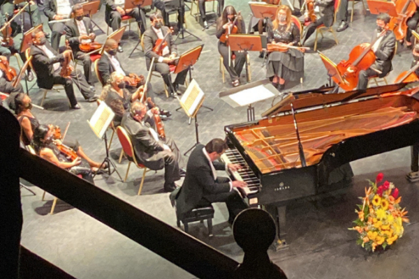 Javier Ruiz tocando junto a la orquesta. Foto: Jahany Buitrago Javier Ruiz tocando junto a la orquesta. Foto: Jahany Buitrago