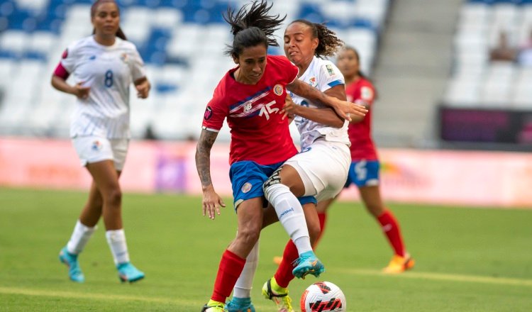 Cristin Granados (rojo) de la selección femenil de Costa Rica disputa el balón con Lineth Cedeño de Panamá. Foto:EFE Cristin Granados (rojo) de la selección femenil de Costa Rica disputa el balón con Lineth Cedeño de Panamá. Foto:EFE