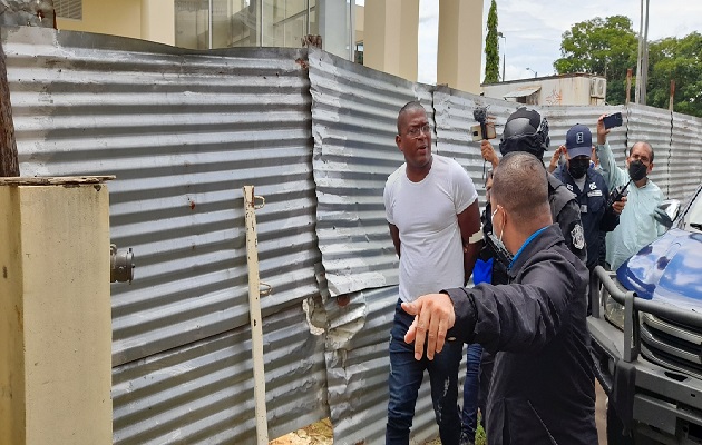 Manuel Murillo, al momento de su traslado, solo se limitó a pedir la rebaja del combustible, evadiendo los cuestionamientos de los periodistas sobre lo ocurrido con los productores. Foto. José Vásquez Manuel Murillo, al momento de su traslado, solo se limitó a pedir la rebaja del combustible, evadiendo los cuestionamientos de los periodistas sobre lo ocurrido con los productores. Foto. José Vásquez