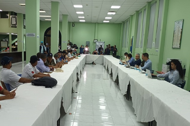 La mesa se instaló en la Escuela Normal alrededor de la 4:00 p.m. de este jueves. Foto: Melquiades Vásquez. La mesa se instaló en la Escuela Normal alrededor de la 4:00 p.m. de este jueves. Foto: Melquiades Vásquez.