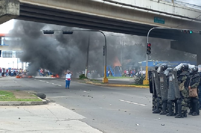 Las unidades antidisturbios de la Policía Nacional lanzaron gases lacrimógenos. Foto: Melquiades Vásquez Las unidades antidisturbios de la Policía Nacional lanzaron gases lacrimógenos. Foto: Melquiades Vásquez