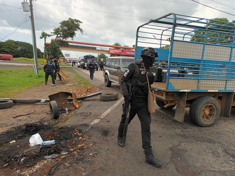 La Policía Nacional procede a desalojar a los manifestantes. Foto: Melquiades Vásquez La Policía Nacional procede a desalojar a los manifestantes. Foto: Melquiades Vásquez