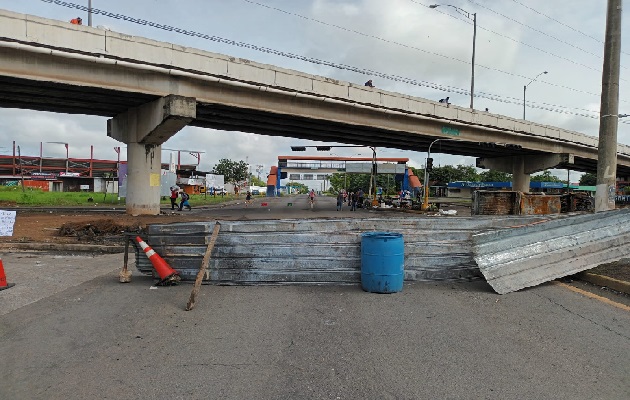 Los cierres se mantienen en el área de la calle 10a de Santiago de Veraguas. Foto. Melquiades Vásquez Los cierres se mantienen en el área de la calle 10a de Santiago de Veraguas. Foto. Melquiades Vásquez