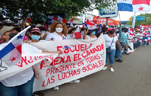 Una gran cantidad de personas portaban banderas nacionales y pancartas con mensajes pidiendo a las autoridades del país, que se resuelva este asunto que afecta al pueblo panameño. Foto. Melquiades Vásquez Una gran cantidad de personas portaban banderas nacionales y pancartas con mensajes pidiendo a las autoridades del país, que se resuelva este asunto que afecta al pueblo panameño. Foto. Melquiades Vásquez