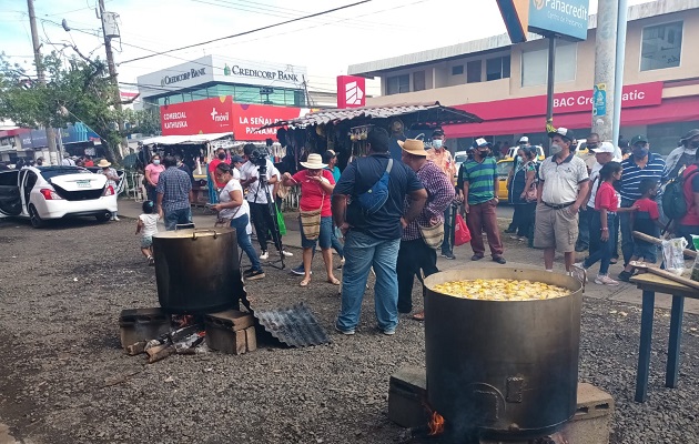 Este domingo los manifestantes desde tempranas horas se reunieron en las instalaciones de AEVE, para cocinar un sancocho en la olla común o "de la resistencia". Foto. Melquíades Vásquez Este domingo los manifestantes desde tempranas horas se reunieron en las instalaciones de AEVE, para cocinar un sancocho en la olla común o "de la resistencia". Foto. Melquíades Vásquez