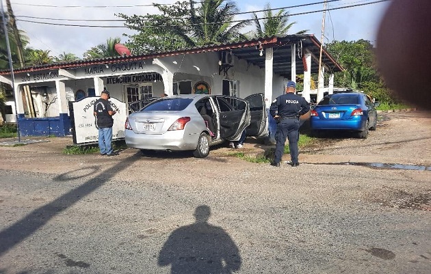 En dos vehículos las autoridades policiales encontraron 25 paquetes de presunta droga.