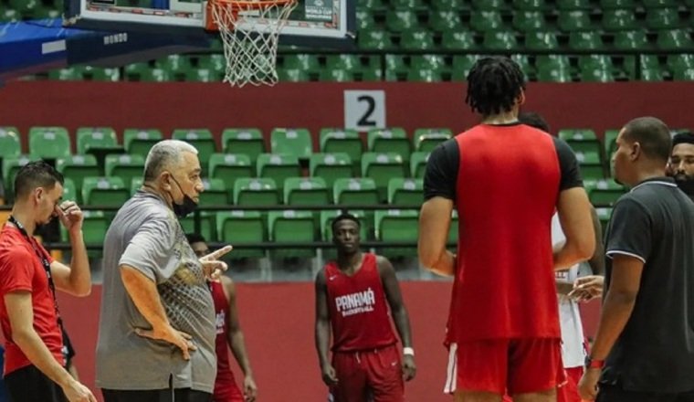 Flor Meléndez (izq.) coach de Panamá habla con los jugadores. Foto: Fepaba Flor Meléndez (izq.) coach de Panamá habla con los jugadores. Foto: Fepaba