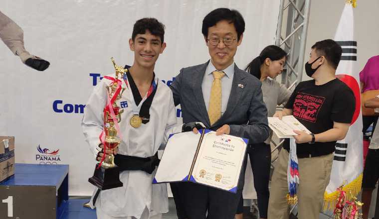 Edgardo Pastor Correa, taekwondo (izq.) en la Copa Embajador de Corea del Sur. Foto: Cortesía Edgardo Pastor Correa, taekwondo (izq.) en la Copa Embajador de Corea del Sur. Foto: Cortesía